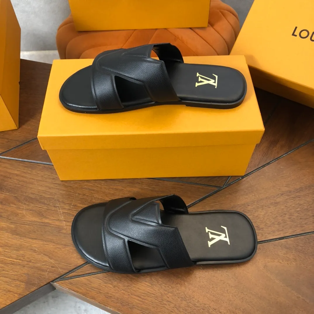 Factory price: 270💰LV counters are selling new brand luxury men's slippers, casual, loose and comfortable. The must-have model in the picture above [Happy][Happy], multiple colors available Size: 38-44, customized 45
